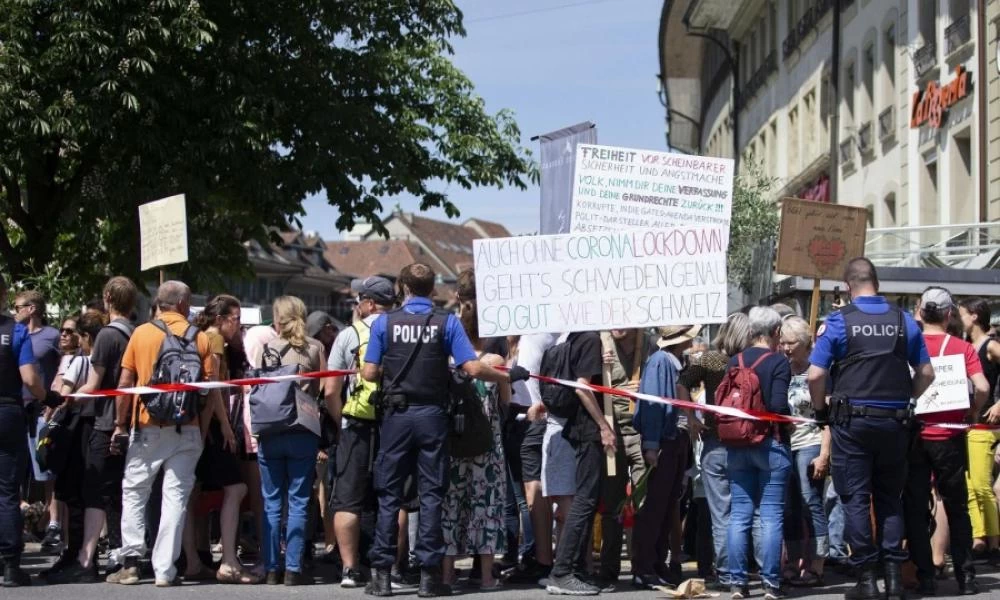 Ελβετία: Η αστυνομία διέλυσε διαδηλωτές κατά των περιοριστικών μέτρων